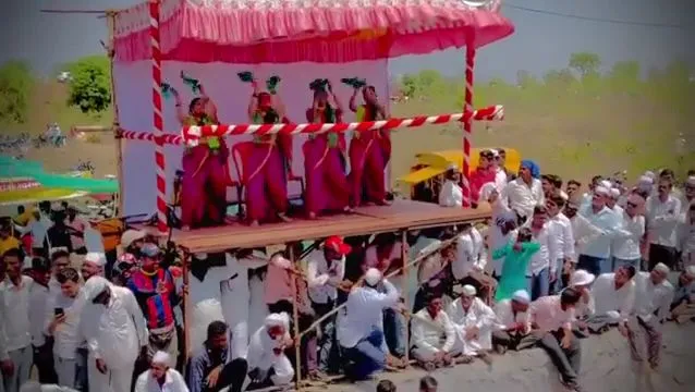 पुण्यात बैलगाडा शर्यतीत थिरकल्या ‘चिअर्स गर्ल्स’