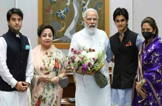 पंतप्रधानांच्या भेटीनंतर लगेच ज्योतिरादित्य शिंदेंच्या मुलाला मिळाली 'ही' मोठी जबाबदारी
