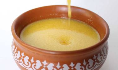 सकाळी उपाशी पोटी खा चमचाभर देशी तूप