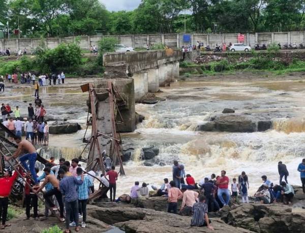  कुंडमळा दुर्घटना | मावळमध्ये इंद्रायणी नदीवरील जुना पूल कोसळला; अनेक पर्यटक वाहून गेल्याची भीती 