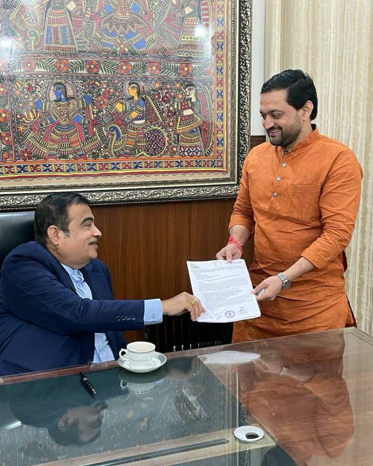 पुणे-मुंबई महामार्गावर ठिकठिकाणी उड्डाणपुल बनविण्याची आमदार शेळके यांची मागणी