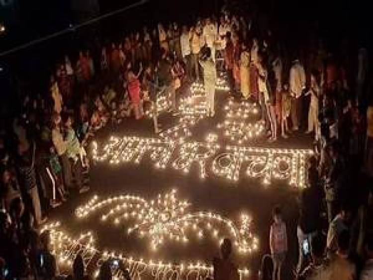 पुण्यात नागरिकांनी केली निषेधाच्या पणत्या पेटवत दिवाळी साजरी