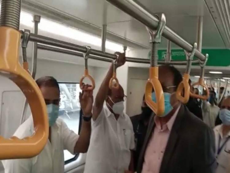 शरद पवारांची मेट्रोतून सफर, पुणे मेट्रोच्या कामाचा घेतला आढावा