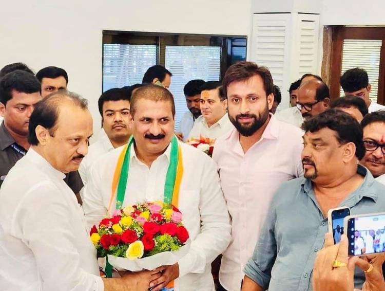 अजित पवारांकडून पुण्यात भाजपला खिंडार, कार्यकर्त्यांसह नेत्याने बांधले घड्याळ