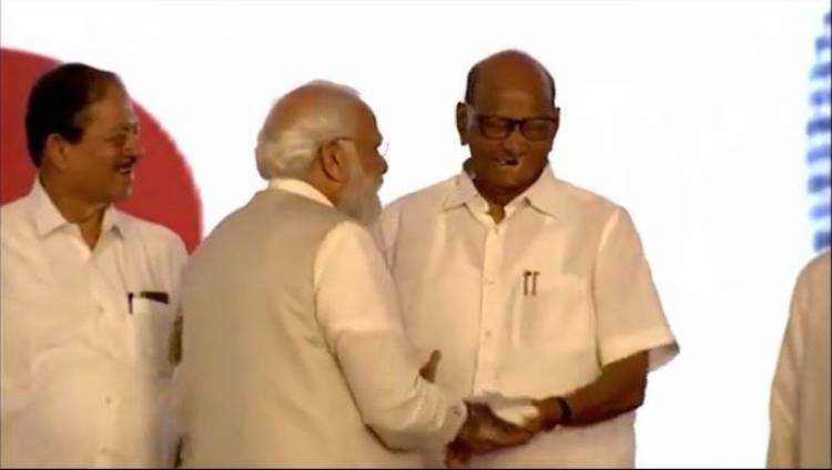 हस्तांदोलन, दिलखुलास हास्य अन् पाठीवर थाप; नरेंद्र मोदी-शरद पवारांची 'ग्रेट भेट'