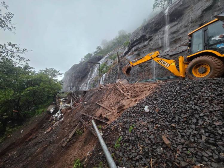 Heavy Rains Disrupt Rail Traffic : मुसळधार पावसाचा रेल्वे वाहतुकीला फटका; कर्जत–लोणावळा घाटातील दरडीमुळे डेक्कन क्वीनसह अनेक गाड्या रद्द 
